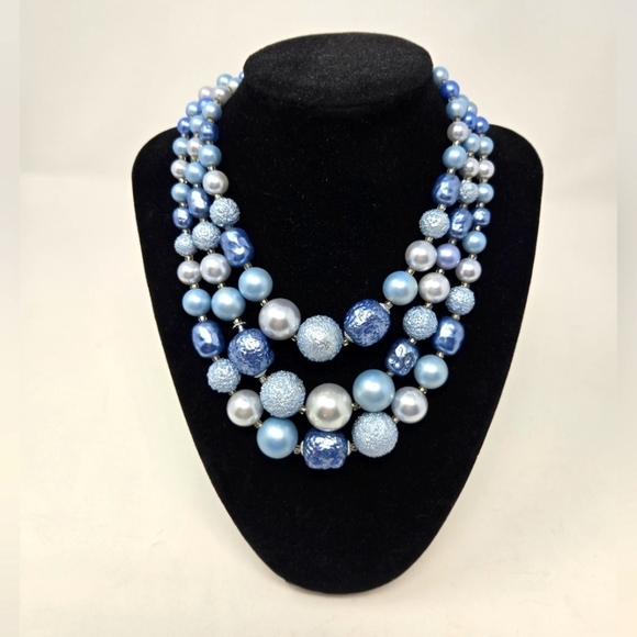 VINTAGE JAPAN THREE STRAND BEADED NECKLACE SHADES OF BLUE WOMEN COSTUME JEWELRY - Picture 1 of 9